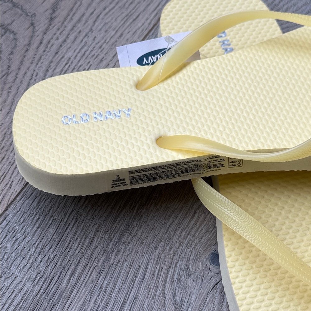 Old Navy Pastel Yellow Flip Flop Sandals-Size 9 - Picture 4 of 6